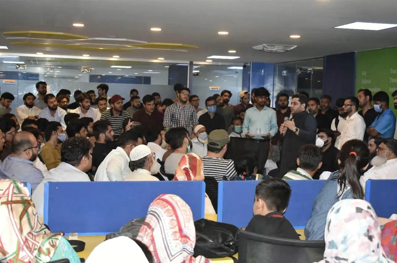 A packed training hall with blue desks at an e-commerce and KDP session in July 2021