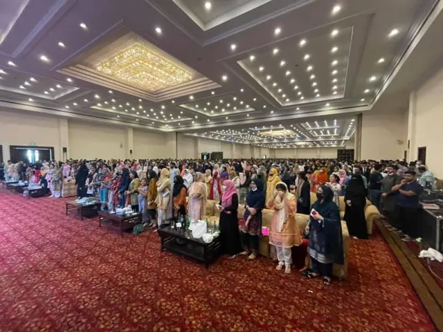 A full banquet hall of attendees at a seminar